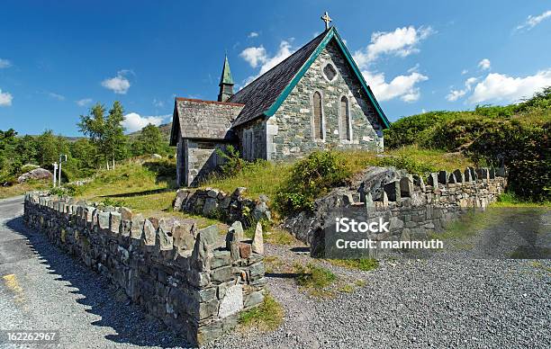 Piccolo Tempio Nella Foresta Di Pietra - Fotografie stock e altre immagini di Foresta - Foresta, Ambientazione esterna, Anello di Kerry