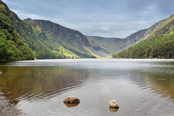 lago de montanha - overcast republic of ireland cloudscape cloud - fotografias e filmes do acervo