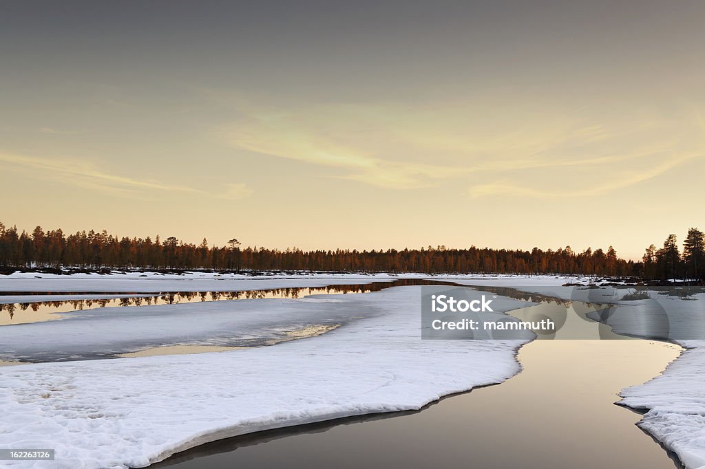 Nord de printemps au coucher du soleil - Photo de Finlande libre de droits