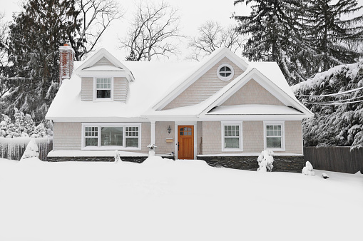 Cuchilla de la nieve de invierno estilo casa de Cape Cod photo