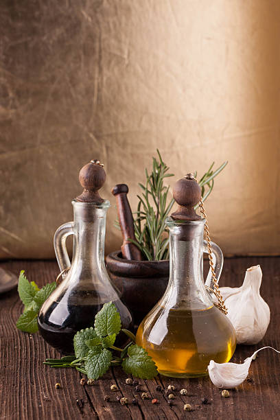 масло и уксус с травяной - balsamic vinegar olive oil bottle cooking oil стоковые фото и изображения