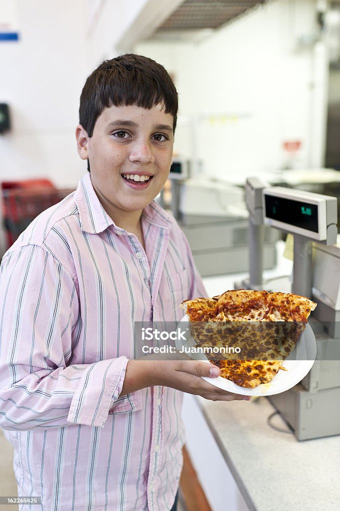 Rapaz com uma fatia de pizza no restaurante - Royalty-free 12-13 Anos Foto de stock