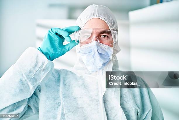 Foto de Trabalhador De Laboratório e mais fotos de stock de Sala Limpa - Sala Limpa, Óculos protetores, Cientista