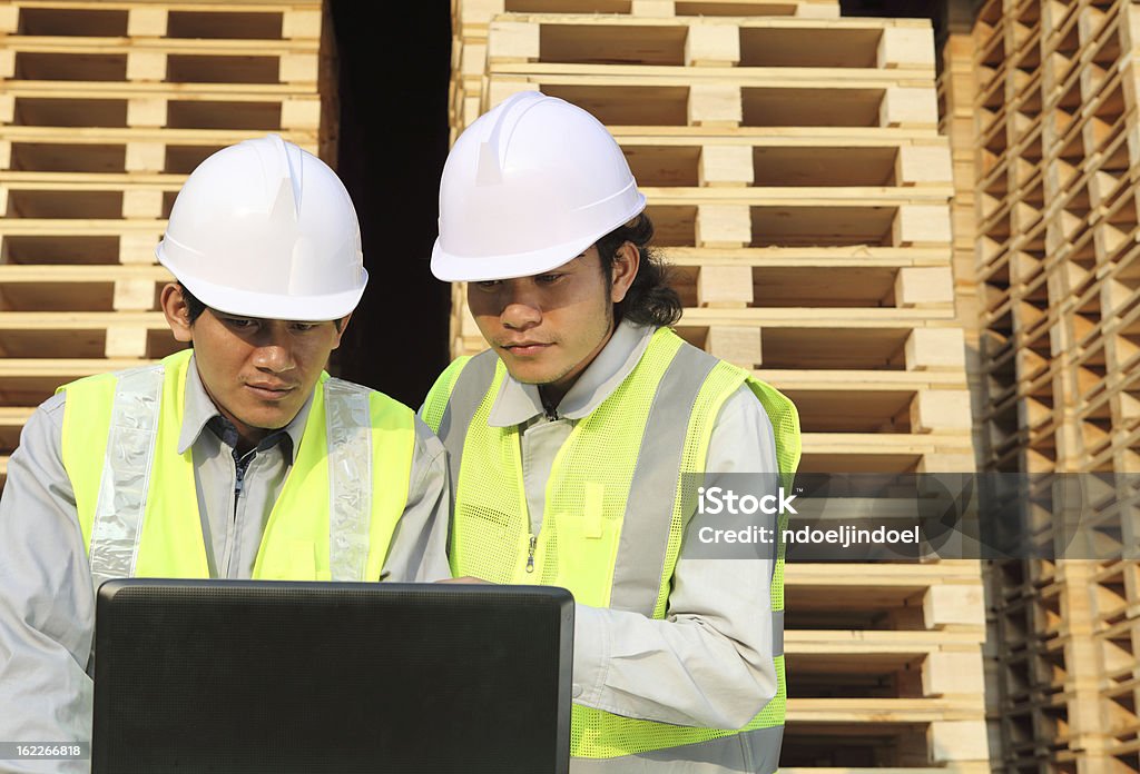 Due lavoratori con laptop - Foto stock royalty-free di Idraulico