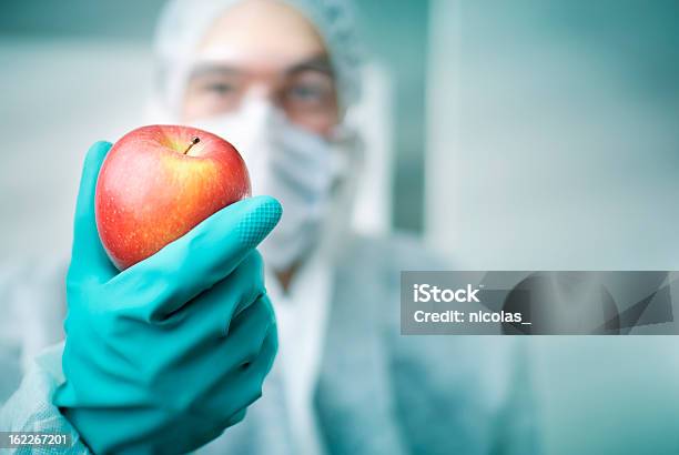 Foto de Lab Trabalhador Segurando O Apple e mais fotos de stock de Laboratório - Laboratório, Maçã, Alimento geneticamente modificado