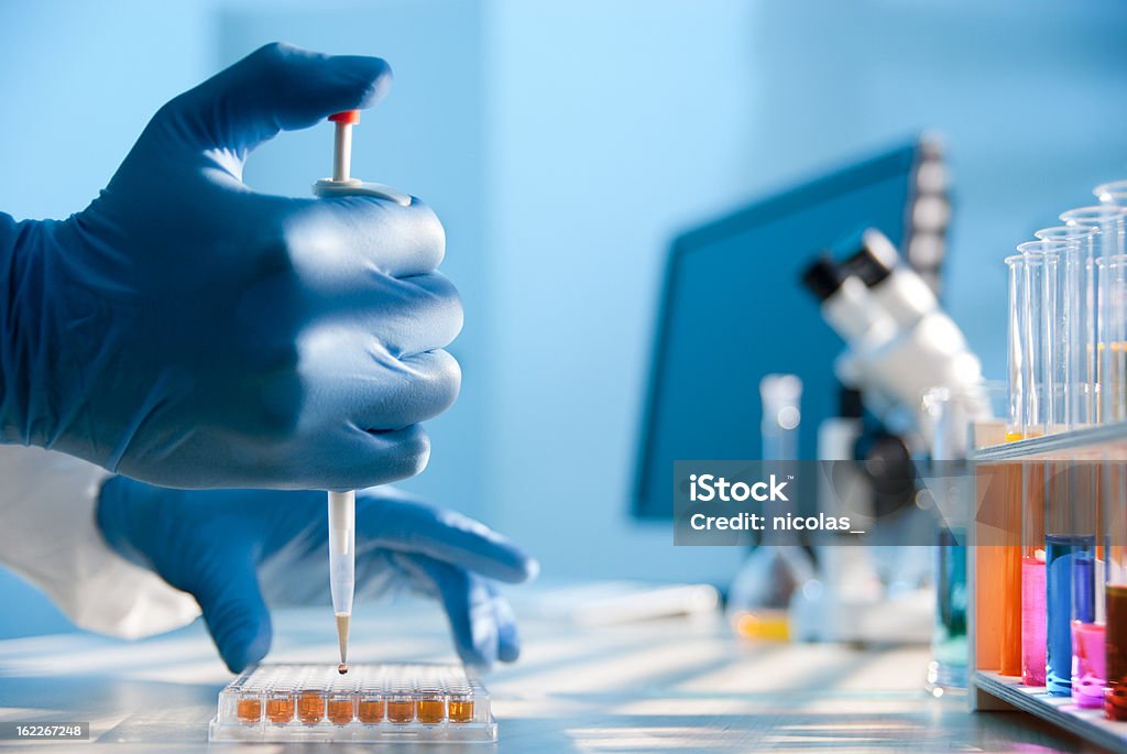 Esperimento di laboratorio - Foto stock royalty-free di Esame medico