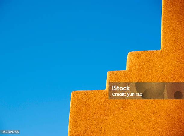 Südwesten Typischen Lehm Wall Und Den Blue Sky Stockfoto und mehr Bilder von Albuquerque - Albuquerque, New Mexico, Architektur