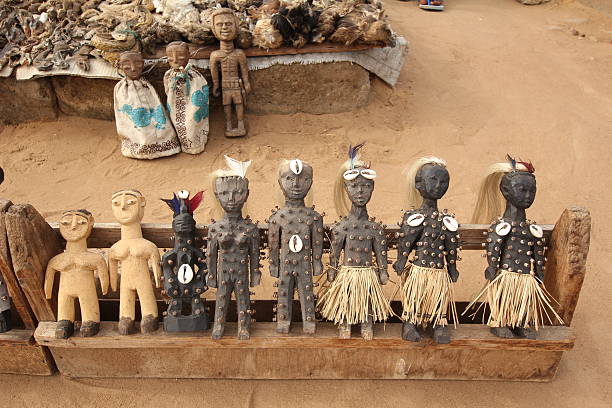 voodoo-puppen im fetisch markt in lomé, togo - fetischismus stock-fotos und bilder