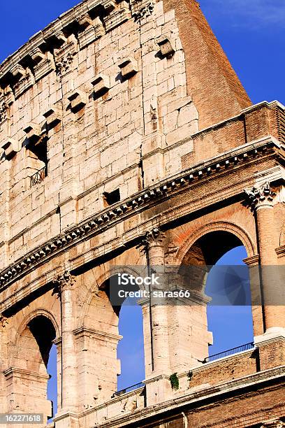 Photo libre de droit de Le Colisée De Rome En Italie banque d'images et plus d'images libres de droit de Amphithéâtre - Amphithéâtre, Antique, Arc - Élément architectural