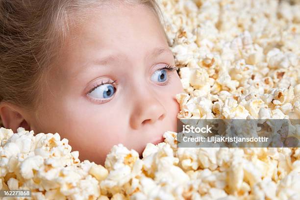 Überrascht Mädchen In Popcorn Stockfoto und mehr Bilder von Angst - Angst, Blaue Augen, Blondes Haar