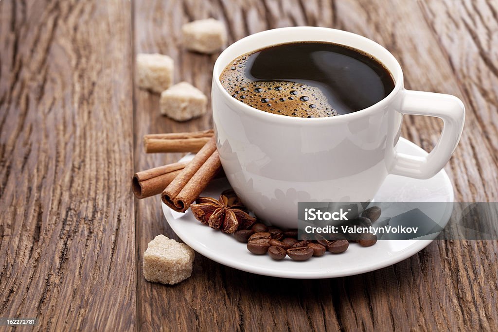 Чашка кофе и коричневый сахар. - Стоковые фото Бежевый роялти-фри