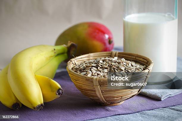 Prima Colazione Con Orlino Arrotolato Farina Davena Banane Mango E Latte - Fotografie stock e altre immagini di Adulazione