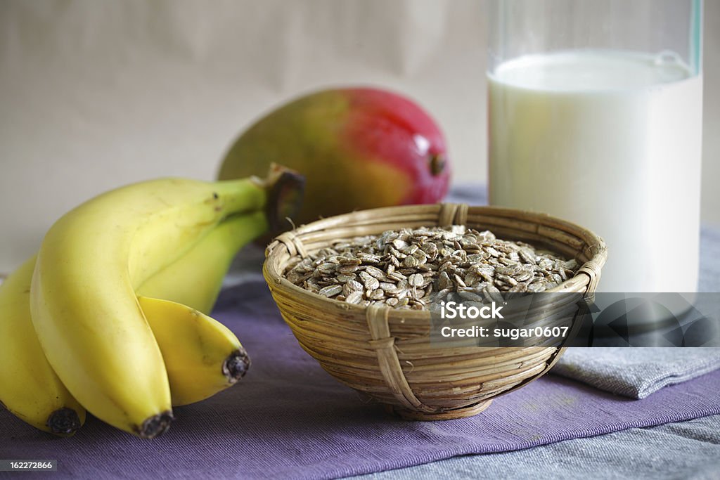 Pequeno-almoço com laminados de farinha de aveia, à banana, manga e do leite - Royalty-free Adulação Foto de stock