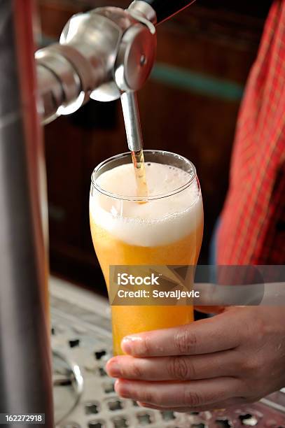 Foto de Servindo Cerveja e mais fotos de stock de Balcão de bar - Balcão de bar, Bar, Barman