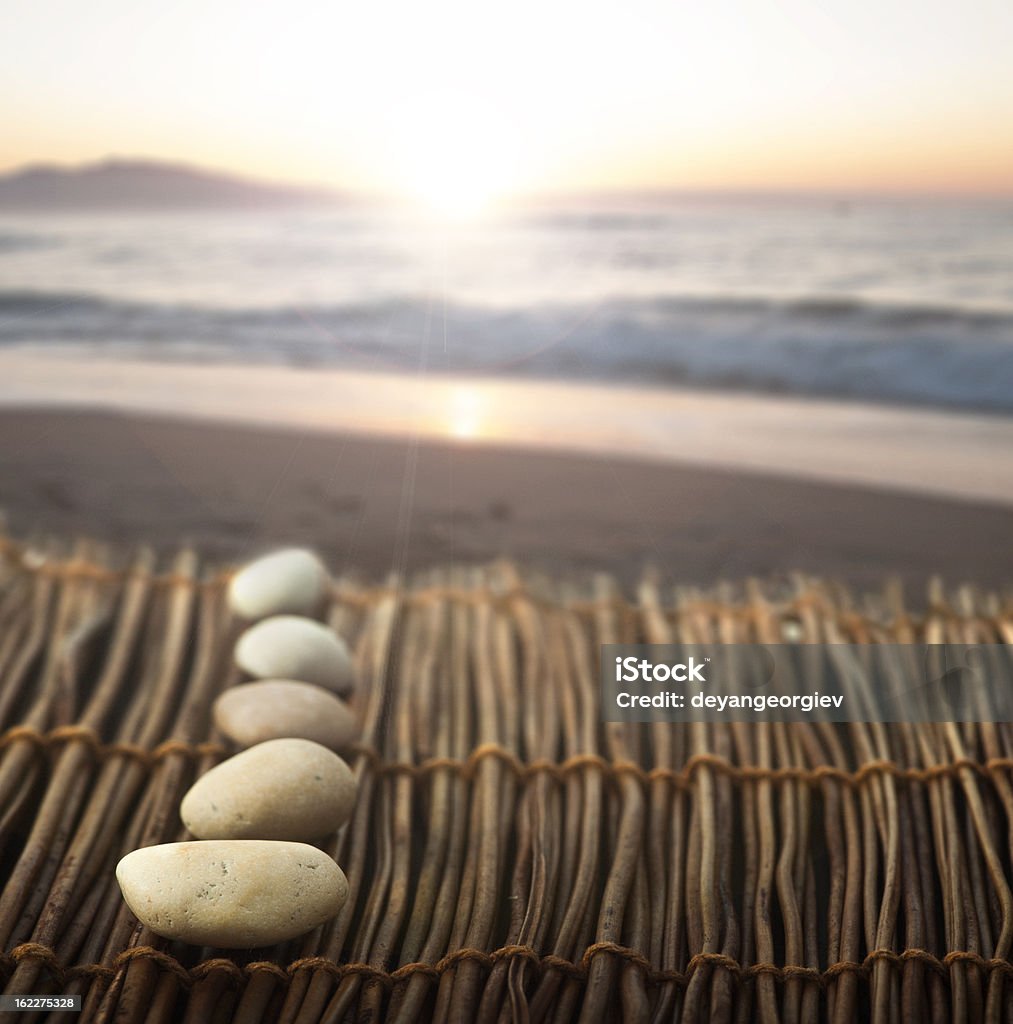 Sequenza di pietre su base di legno per la spa - Foto stock royalty-free di Ambientazione esterna