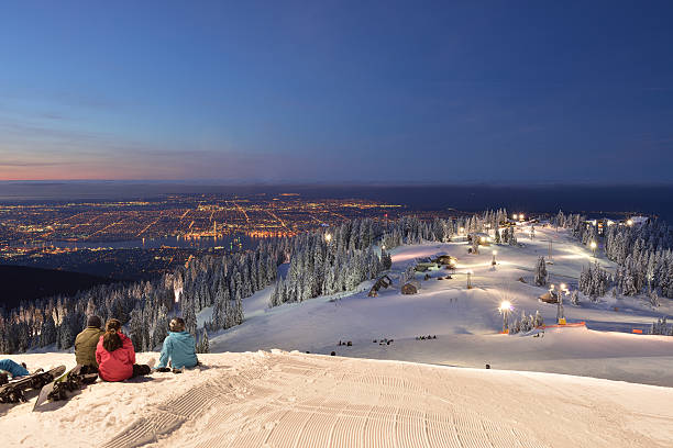 skifahrer und snowboarder warten auf den sonnenaufgang am grouse - winter sunrise mountain snow stock-fotos und bilder