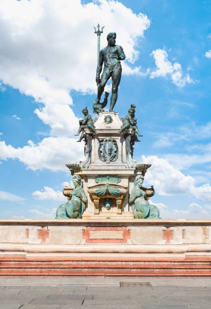 the neptune fountain in piazza del nettuno. bologna, italy - piazza del nettuno imagens e fotografias de stock