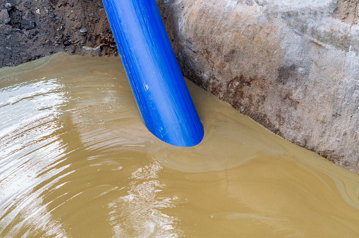 Liquid mud is pumped out of the pit through a blue pipe