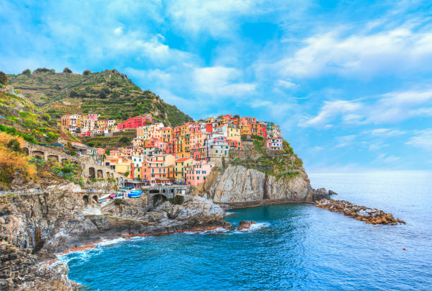 cinque terre italia sul mar ligure - cinque famosi villaggi colorati delle cinque terre - paesaggio urbano colorato sulle montagne sul mar mediterraneo - manarola foto e immagini stock