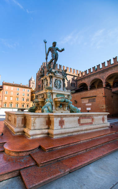 the neptune fountain in piazza del nettuno. bologna, italy - piazza del nettuno imagens e fotografias de stock