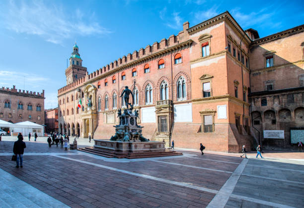 the neptune fountain in piazza del nettuno. bologna, italy - piazza del nettuno imagens e fotografias de stock