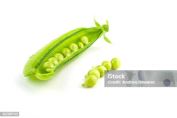 Fresco Giardino Piselli In Un Baccello - Fotografie stock e altre immagini di Alimentazione sana - Alimentazione sana, Baccello - Piselli, Cibi e bevande