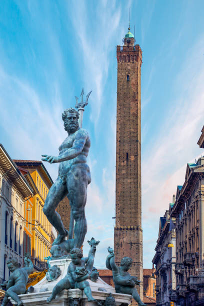 the neptune fountain in piazza del nettuno - torre degli asinelli tower  - bologna, italy - piazza del nettuno imagens e fotografias de stock