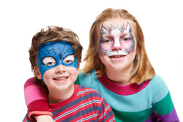 giovane ragazzo e ragazza con pittura facciale gatto supereroe - face paint child animal little boys foto e immagini stock