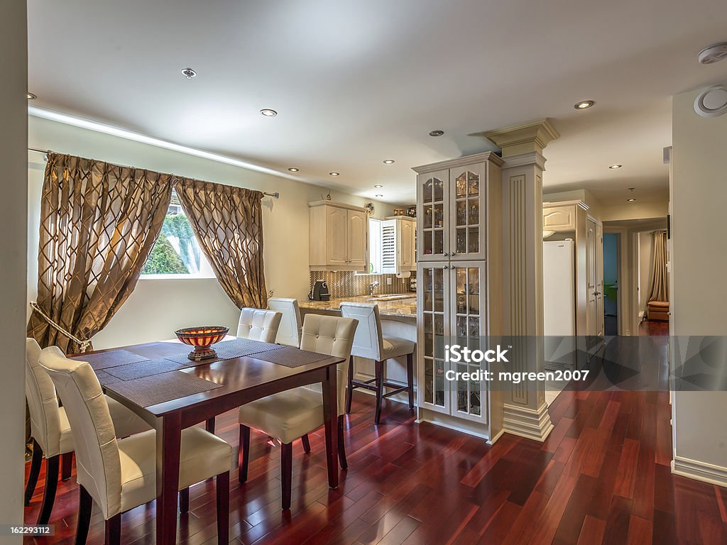 Comedor, cocina y vista al corredor - Foto de stock de A la moda libre de derechos