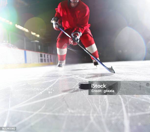 Ice Hockey Player — стоковые фотографии и другие картинки Хоккейная шайба - Хоккейная шайба, Хоккей с шайбой, Хоккейная клюшка