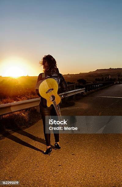 Foto de Pé Na Estrada e mais fotos de stock de Adulto - Adulto, Andar, Artista