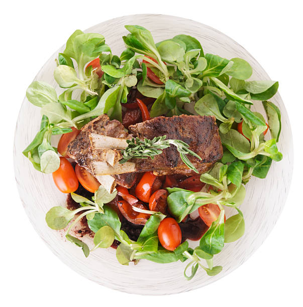редкие жареной каре ягнёнка изолированные на белом фоне - salad lettuce animal bone brown стоковые фото и изображения