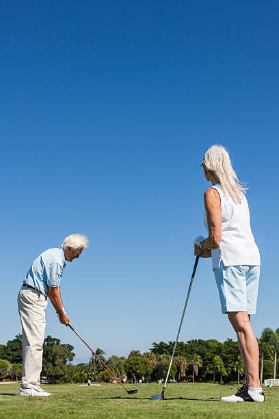 행복함 선임 커플입니다 골프 - senior couple golf retirement action 뉴스 사진 이미지