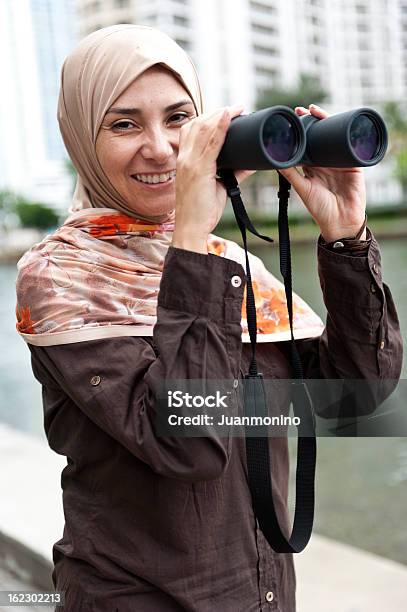 Donna Musulmana Con Binocolo - Fotografie stock e altre immagini di Binocolo - Binocolo, Islamismo, 40-44 anni