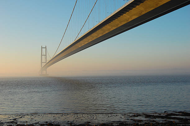 humber-brücke in der abenddämmerung - humber bridge bridge humber river yorkshire stock-fotos und bilder