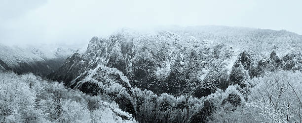 spettacolare panorama di montagna innevata - turkey extreme terrain snow nature foto e immagini stock