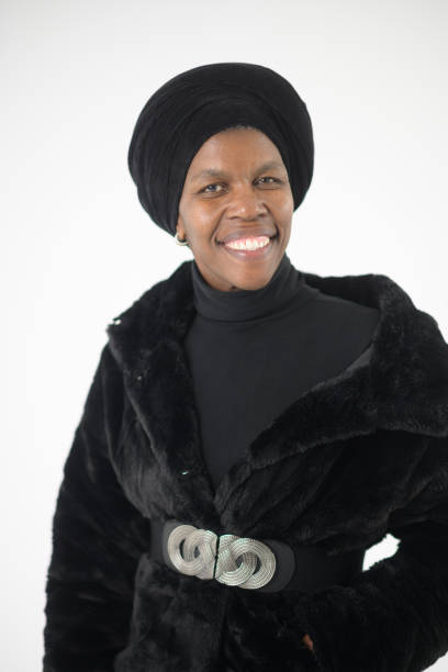 頭を覆う美しい中年の笑顔のアフリカ人女性とコートスタジオポートレート - traditional culture south africa xhosa women ストックフォトと画像