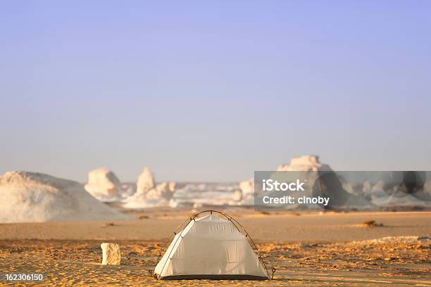 Photo libre de droit de Tente Igloo Dans Le Désert banque d'images et plus d'images libres de droit de Désert blanc - Désert blanc, Farafra, Activité de plein air