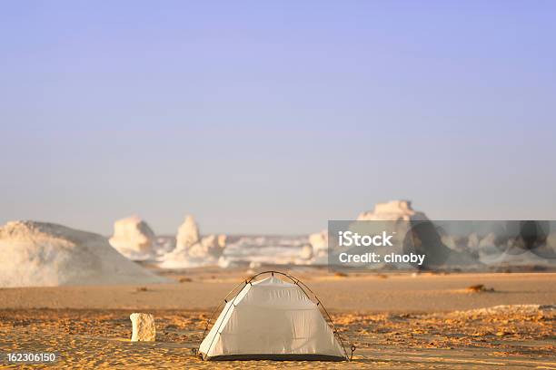 Namiot Kopułowy Na Pustyni - zdjęcia stockowe i więcej obrazów Biała Pustynia - Biała Pustynia, Al-Farafira, Afryka