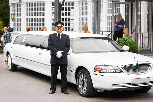 a viagem para o trabalho de luxo - limousine imagens e fotografias de stock