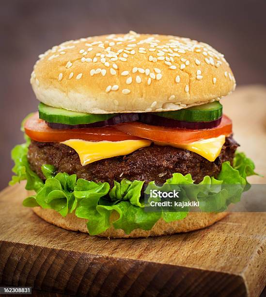 Cheeseburger - Fotografie stock e altre immagini di Hamburger - Hamburger, Hamburger di manzo, Insalata