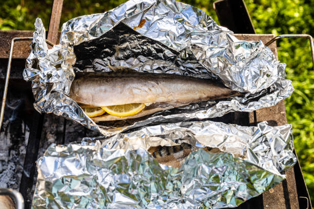 cá nướng trong giấy bạc trên vỉ nướng than hoa ngoài trời - mackerel grill hình ảnh sẵn có, bức ảnh & hình ảnh trả phí bản quyền một lần