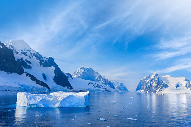 antártida canal de lemaire nevadascomment montanha - antarctica imagens e fotografias de stock