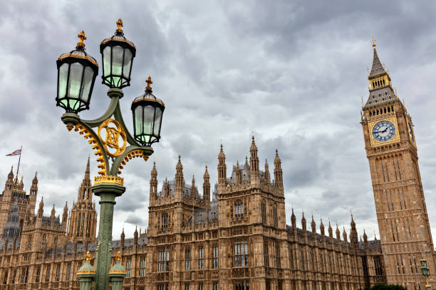 el big ben y las casas del parlamento en londres desde el puente de westminster - westminster bridge fotografías e imágenes de stock