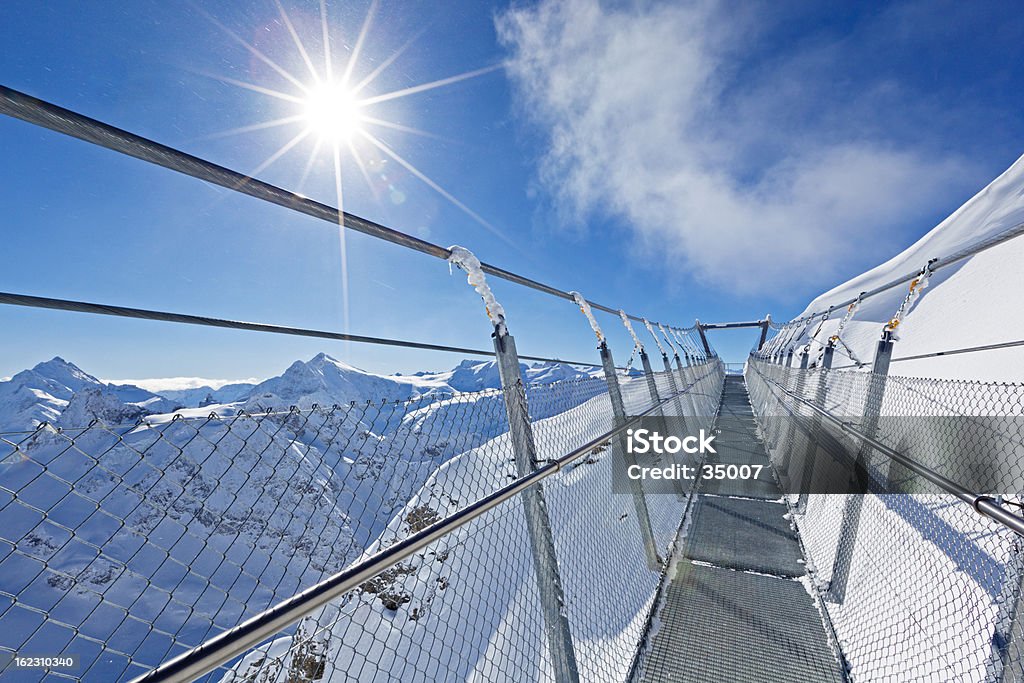 sky bridge sobre os Alpes suíços - Foto de stock de Engelberg royalty-free