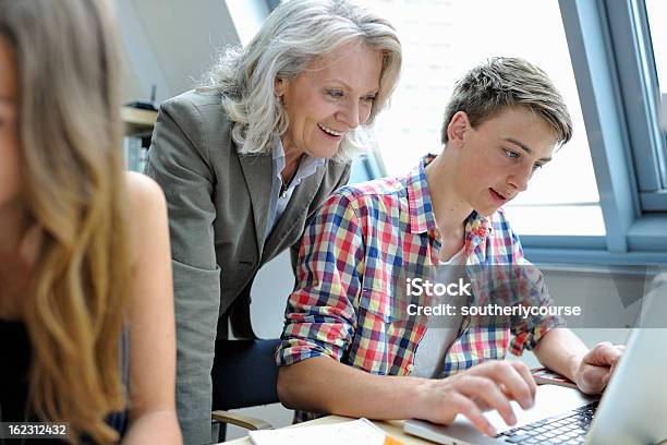 Senior Femmina Professore Di Aiutare Studente - Fotografie stock e altre immagini di Germania - Germania, Imparare, Lettore