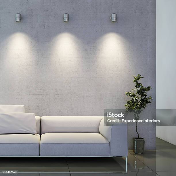 Sofa Und Eine Pflanze Vor Gut Beleuchtete Wand Stockfoto und mehr Bilder von Architektur - Architektur, Beleuchtet, Beton