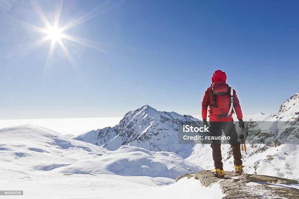 Mountaineer Blick auf eine verschneite Berglandschaft - Lizenzfrei Bergsteigen Stock-Foto