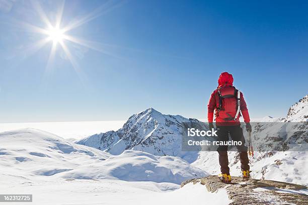 Mountaineer Blick Auf Eine Verschneite Berglandschaft Stockfoto und mehr Bilder von Bergsteigen