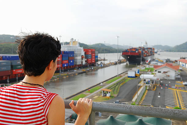 del canale di panama a miraflores locks turistiche - panama canal panama global finance container ship foto e immagini stock